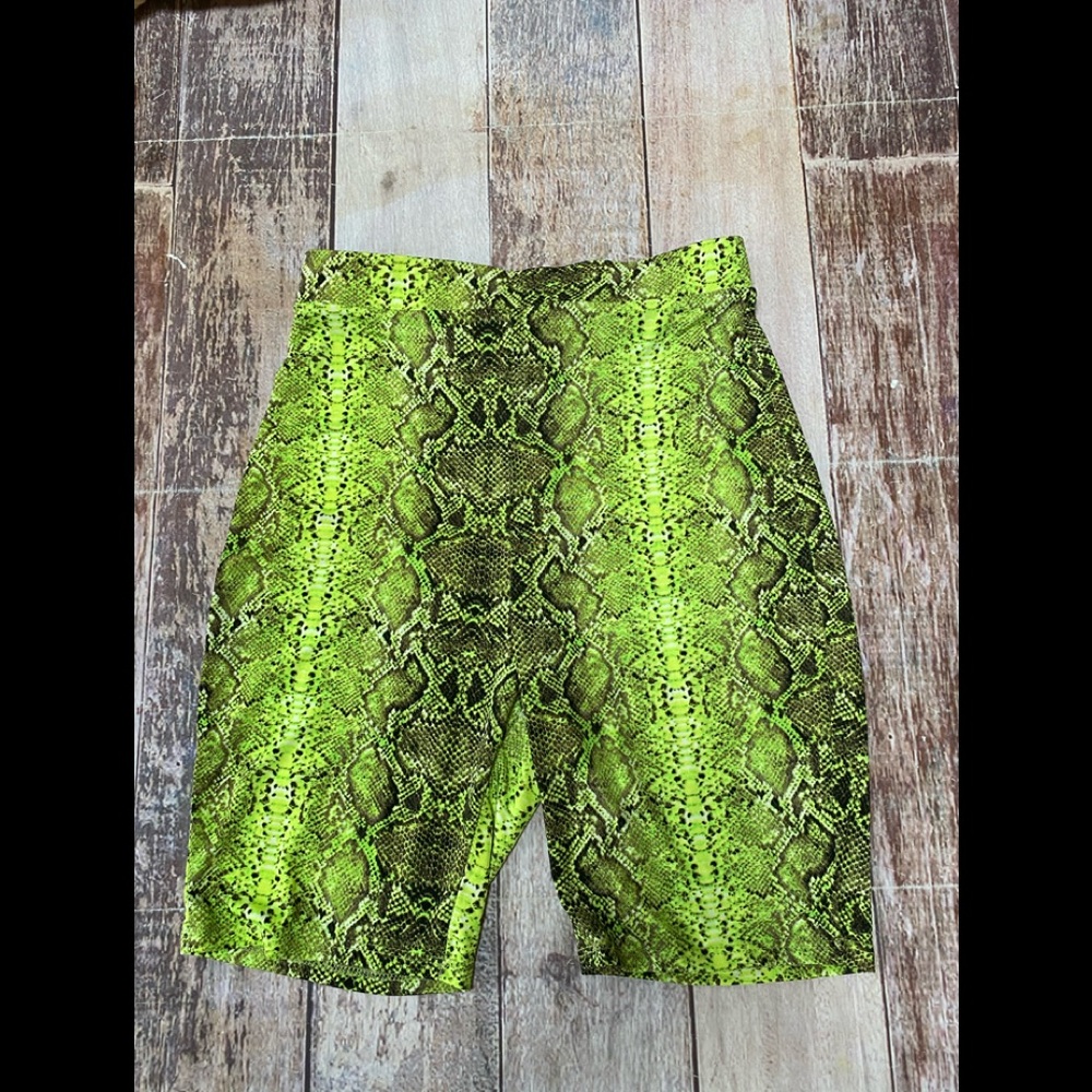 MadRag neon green snakeskin  bike shorts size‎ M